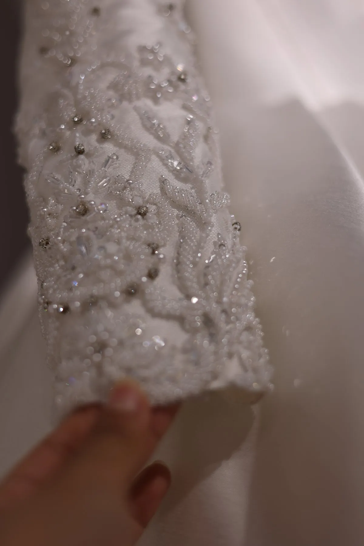 Luxury Off-White Long Sleeves  Ball Gown Wedding Dress RS009