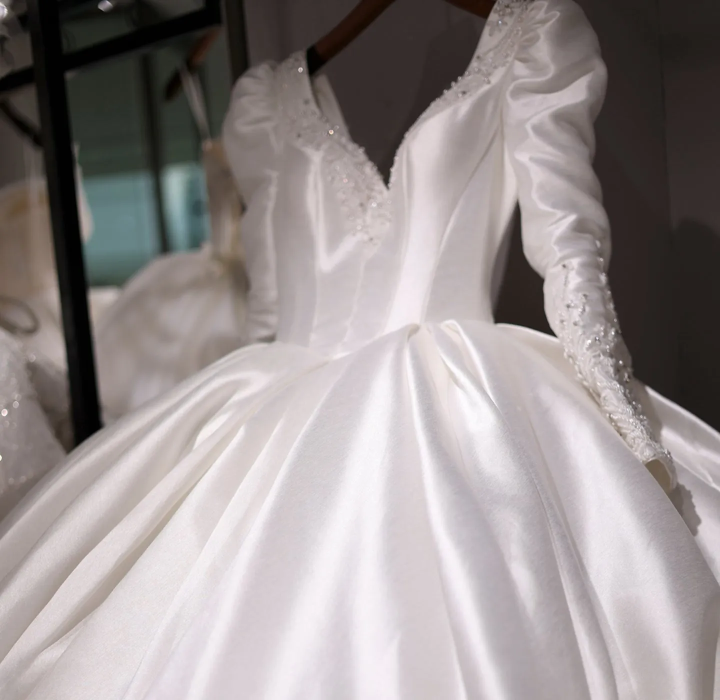 Luxury Off-White Long Sleeves  Ball Gown Wedding Dress RS009
